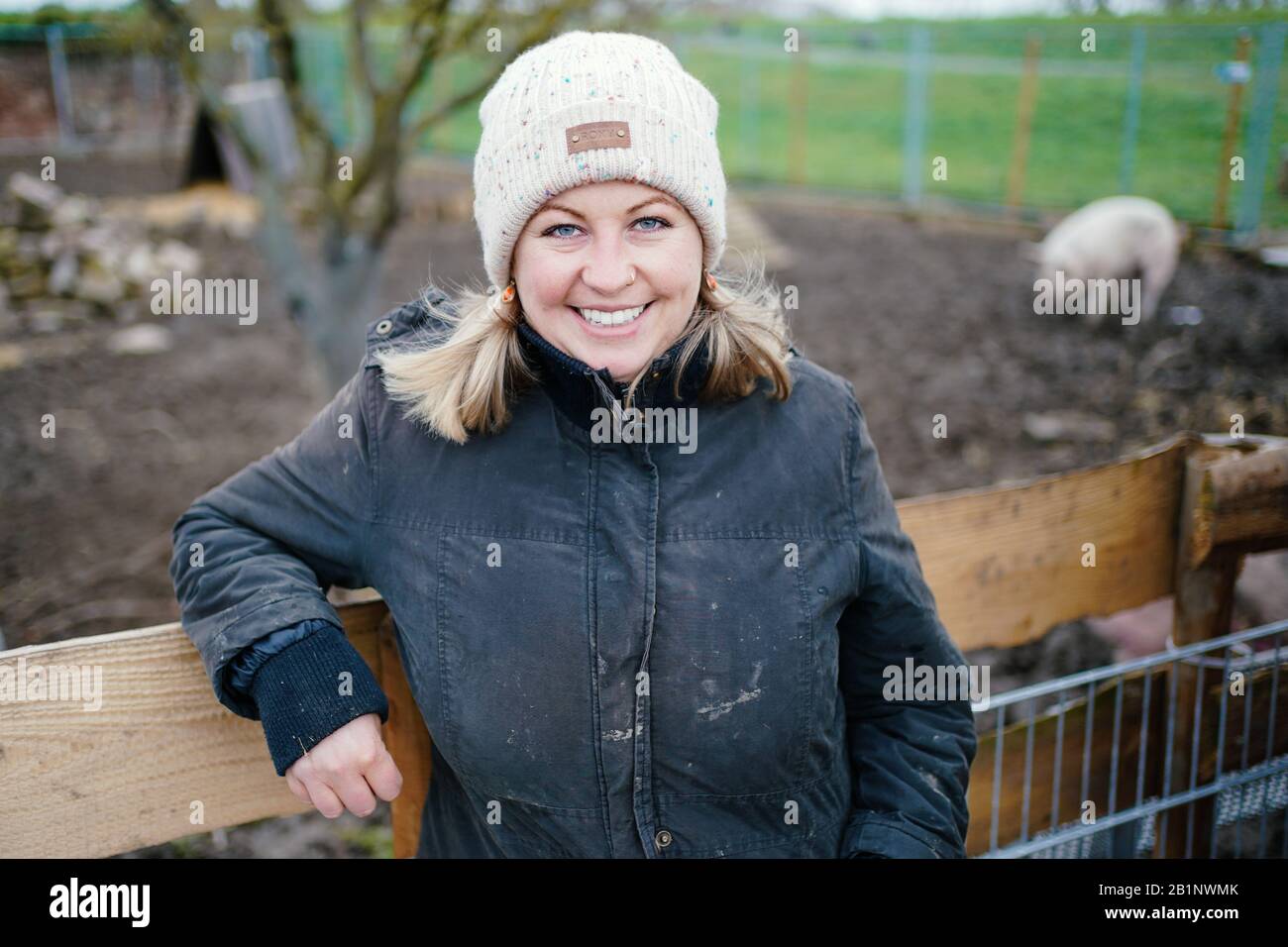 Würmer, Deutschland. Februar 2020. Vanessa Faß, Betreiberin eines privaten Gnadengerichts, steht auf dem Gelände des Gerichts an einem Zaun. Das Mastschwein 'Lotta', das sie aufgenommen hatte, wurde letztes Jahr auf einem Mannheimer Sportplatz gefunden, verschmiert mit Fußballslogans vor dem Drittliga-Derby zwischen Kaiserslautern und Mannheim. Am Samstag (29.02.) findet das Rückspiel im Mannheimer Carl-Benz-Stadion statt. (Zu dpa-KORR: "Kein Platz für Hass": FCK vor explosivem Südwest-Derby in Mannheim") Credit: Uwe Anspach / dpa / Alamy Live News Stockfoto