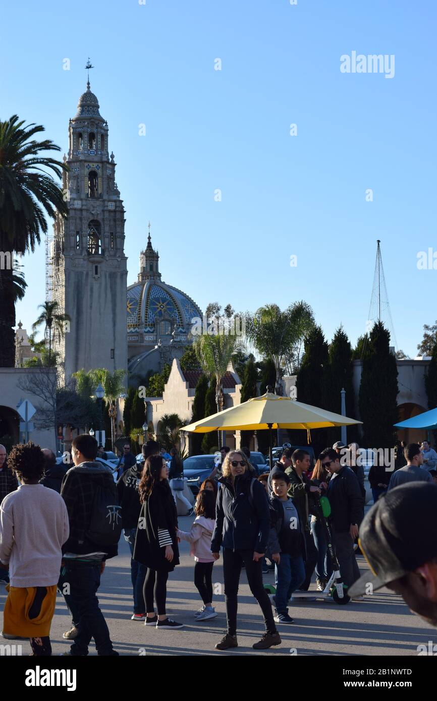 Menschenmassen im Balboa Park, San Diego. Der California Tower ist im linken Hintergrund. Stockfoto