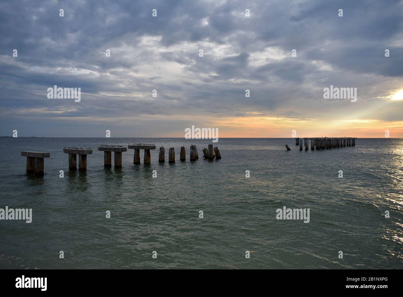 Boca Grande Beach Verfallene Pier Pilings, Southwest Florida Beach Sunset, Golf Von Mexiko Twilight, Seagulls on a Pier, Ocean Sunrise Landscape Stockfoto