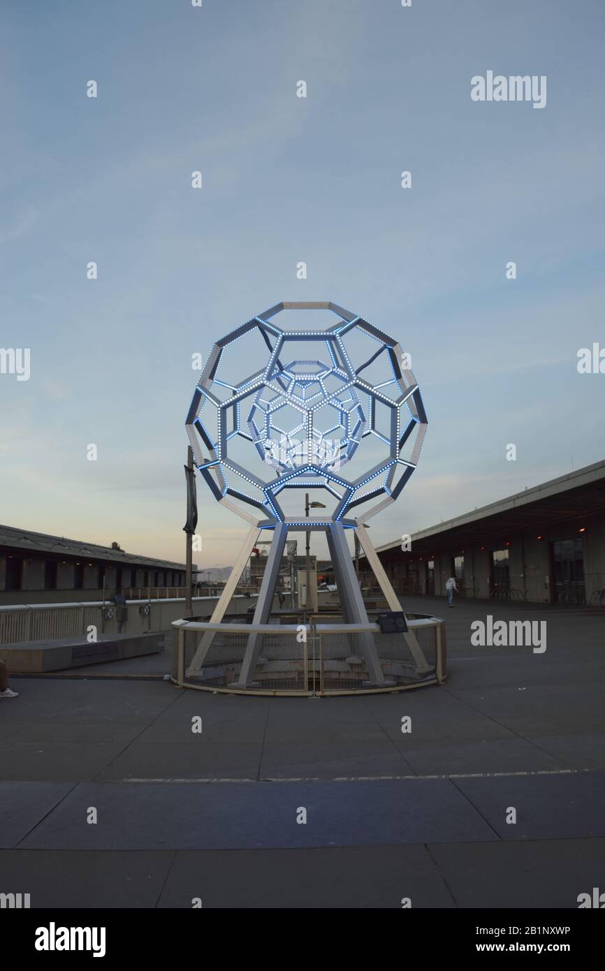 Buckyball (2016), von Leo Villareal, ausgestellt im Exploratorium, Pier 15, San Francisco. Stockfoto
