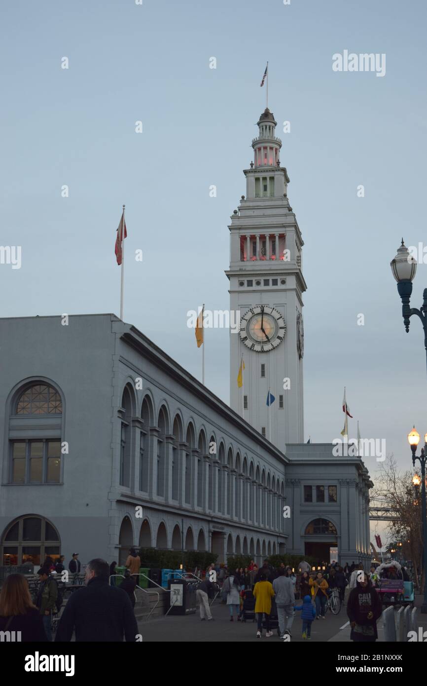 San Franciscos Ferry Building in der Abenddämmerung. Originalstruktur von A. Page Brown, Architekten. Renoviert im Jahr 1992. Stockfoto