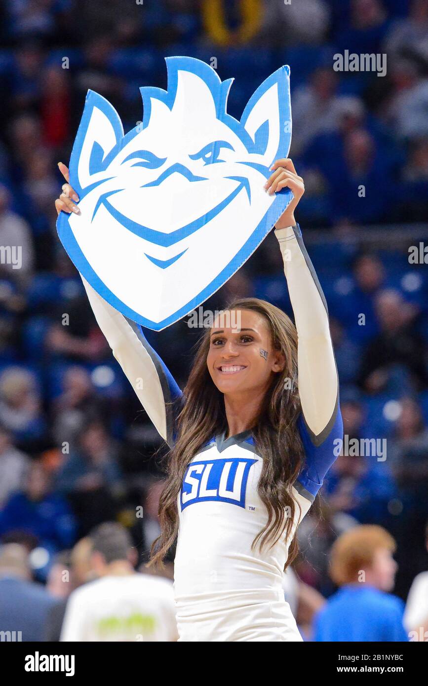 St. Louis, Missouri, USA. Februar 2020. Ein Mitglied der St. Louis Cheerleader hält ein Logo des Maskottchens bei einem Jubel in einem Atlantic 10-Konferenzspiel, bei dem die St. Joseph's Hawks die St. Louis Billikens besuchten. Abgehalten in der Chaifetz Arena in St. Louis, MO Richard Ulreich/CSM Credit: CAL Sport Media/Alamy Live News Stockfoto