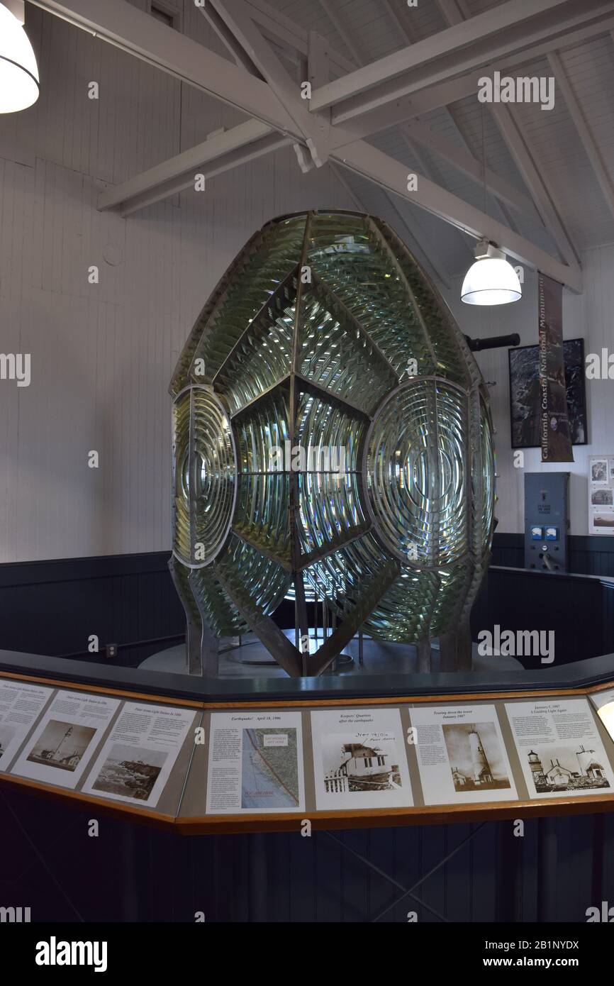 Das Objektiv der ersten Ordnung, das aus der Kuppel des Leuchtturms Der Point Arena stammt, wurde seitdem im Museum und im Besucherzentrum ausgestellt. Stockfoto