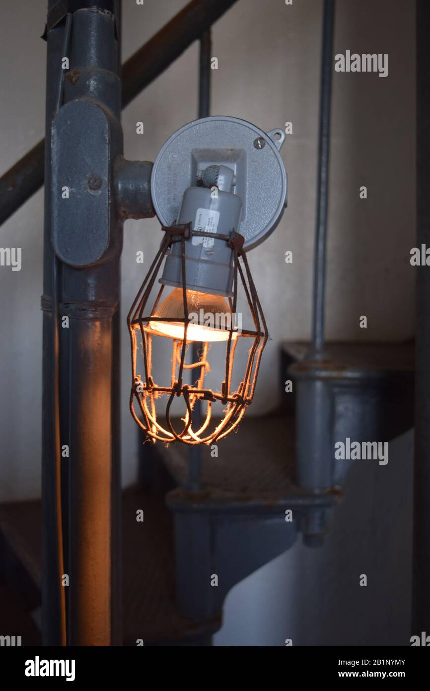 Lichtbefestigung auf der schmiedeeisernen Treppe im Leuchtturm Der Point Arena. Stockfoto