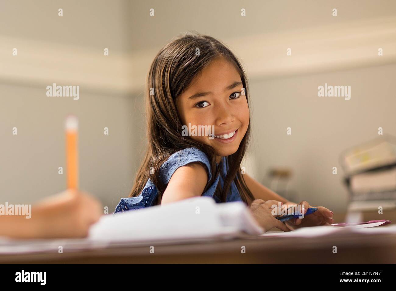 Junge Mädchen, Die An Ihrer Schularbeit Arbeiten Stockfoto