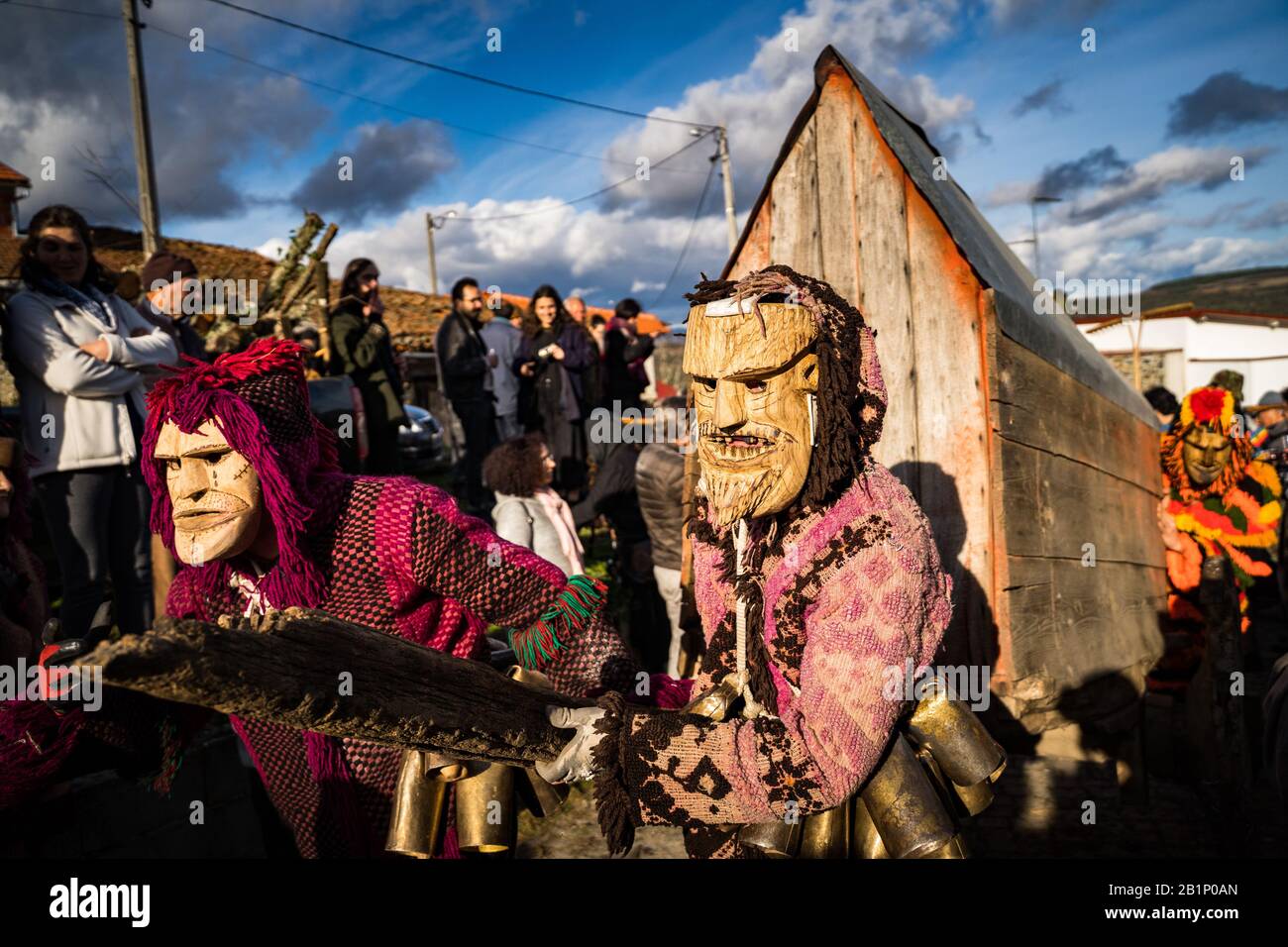 Braganca, Portugal. Februar 2020. "Mascaro" während des Karnevals des portugiesischen Dorfes Vila Boa de Ousilhao in der Gemeinde Branganca decken sich die Bewohner des Dorfes mit Holzmasken und Klappern auf dem Rücken. Die "Mascaros" oder "Caretos" gehen durch die Straßen des Dorfes und machen ihre Stunts. Der Tag endet mit dem brennenden Shrovetide. Credit: Sopa Images Limited/Alamy Live News Stockfoto