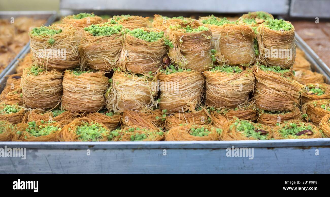 Vogelschaufel nisten Pistachio baklava zum Verkauf auf Dem Carmel Market (Shuk HaCarmel), dem größten Markt in Tel Aviv Stockfoto