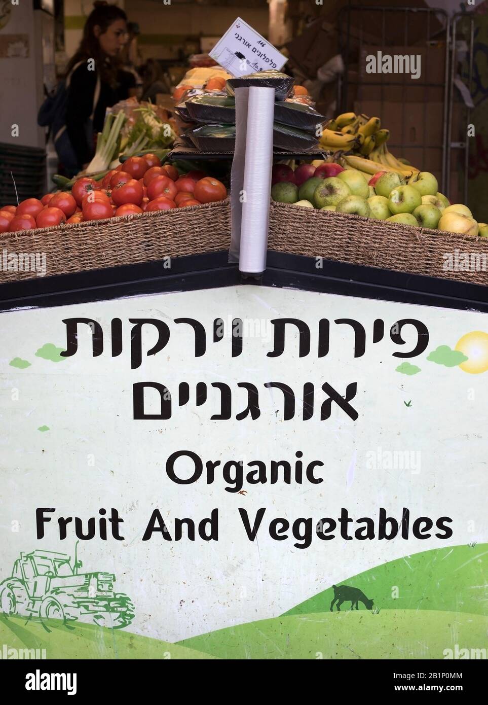 Bio-Obst- und Gemüsestand im Carmel Markt (Shuk HaCarmel), dem größten Markt in Tel Aviv, Israel. Melden Sie sich in englischer und hebräischer Sprache an. Stockfoto