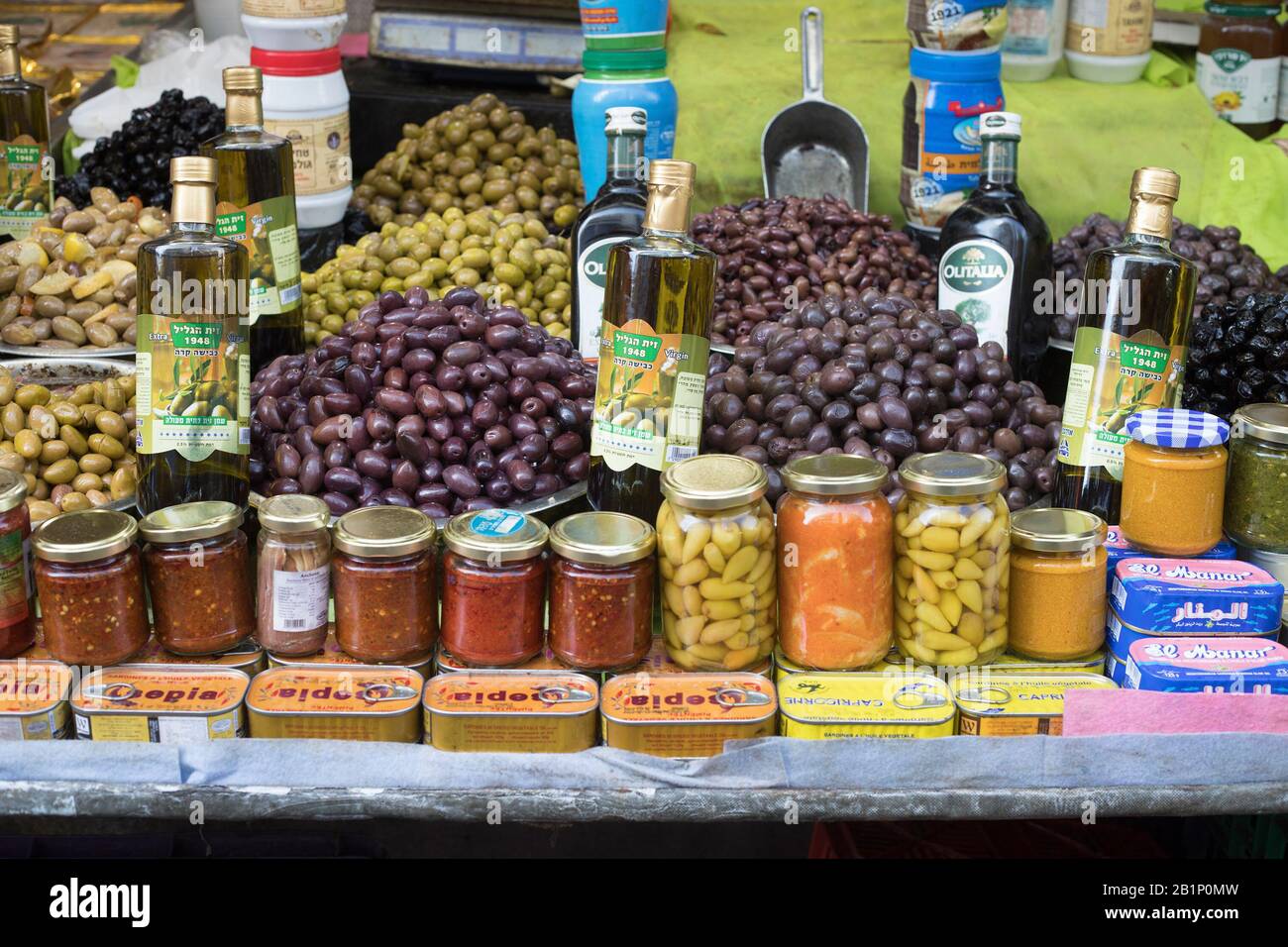 Oliven, Olivenöl und Gewürze zum Verkauf auf dem Carmel-Markt (Shuk HaCarmel), dem größten Markt in Tel Aviv, Israel Stockfoto