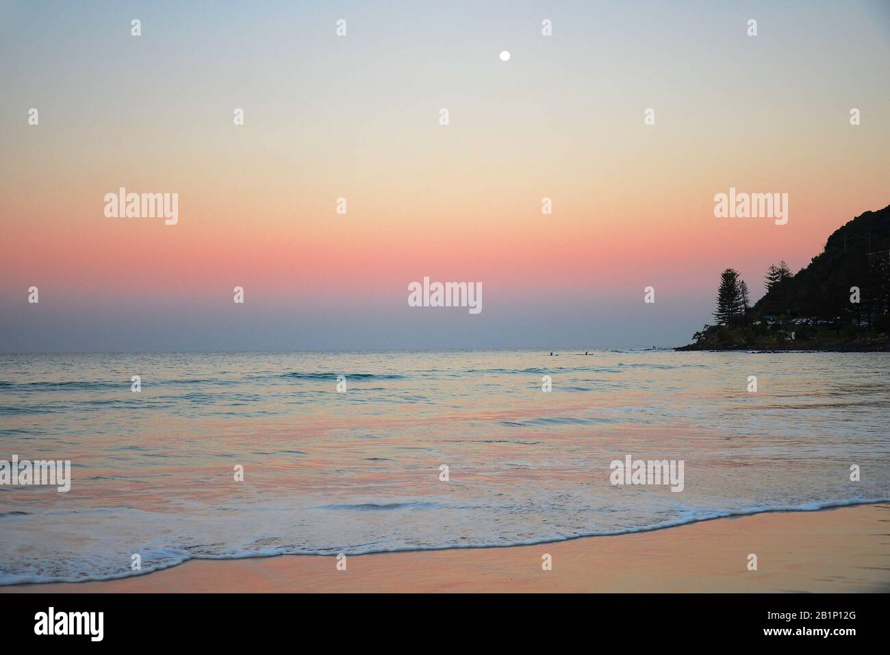 Vollmond in der Dämmerung in Burleigh Heads, Australien Stockfoto