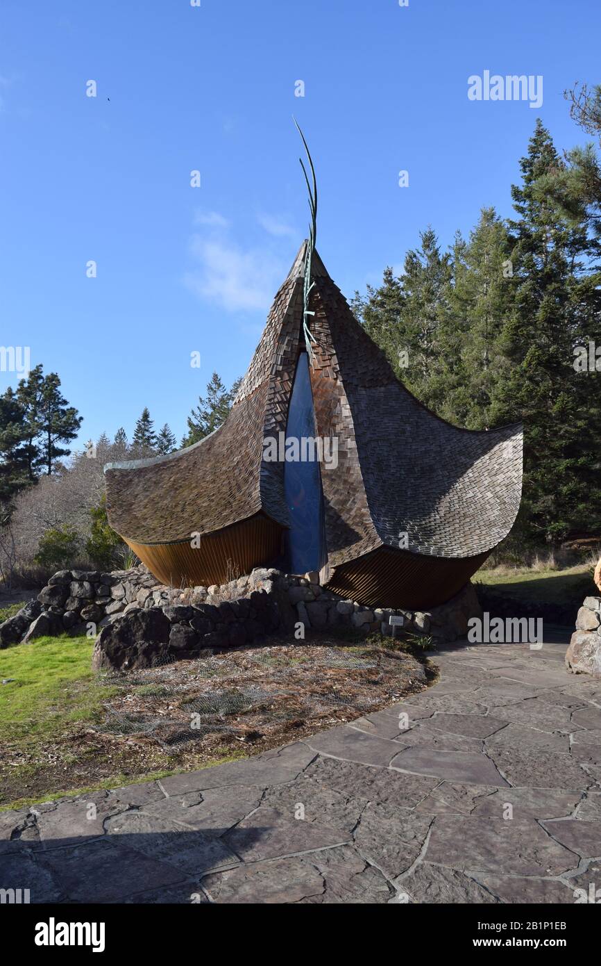 Außenansicht der Sea Ranch Chapel, entworfen von James Hubbell, in der Nähe der Sea Ranch, Kalifornien. Stockfoto