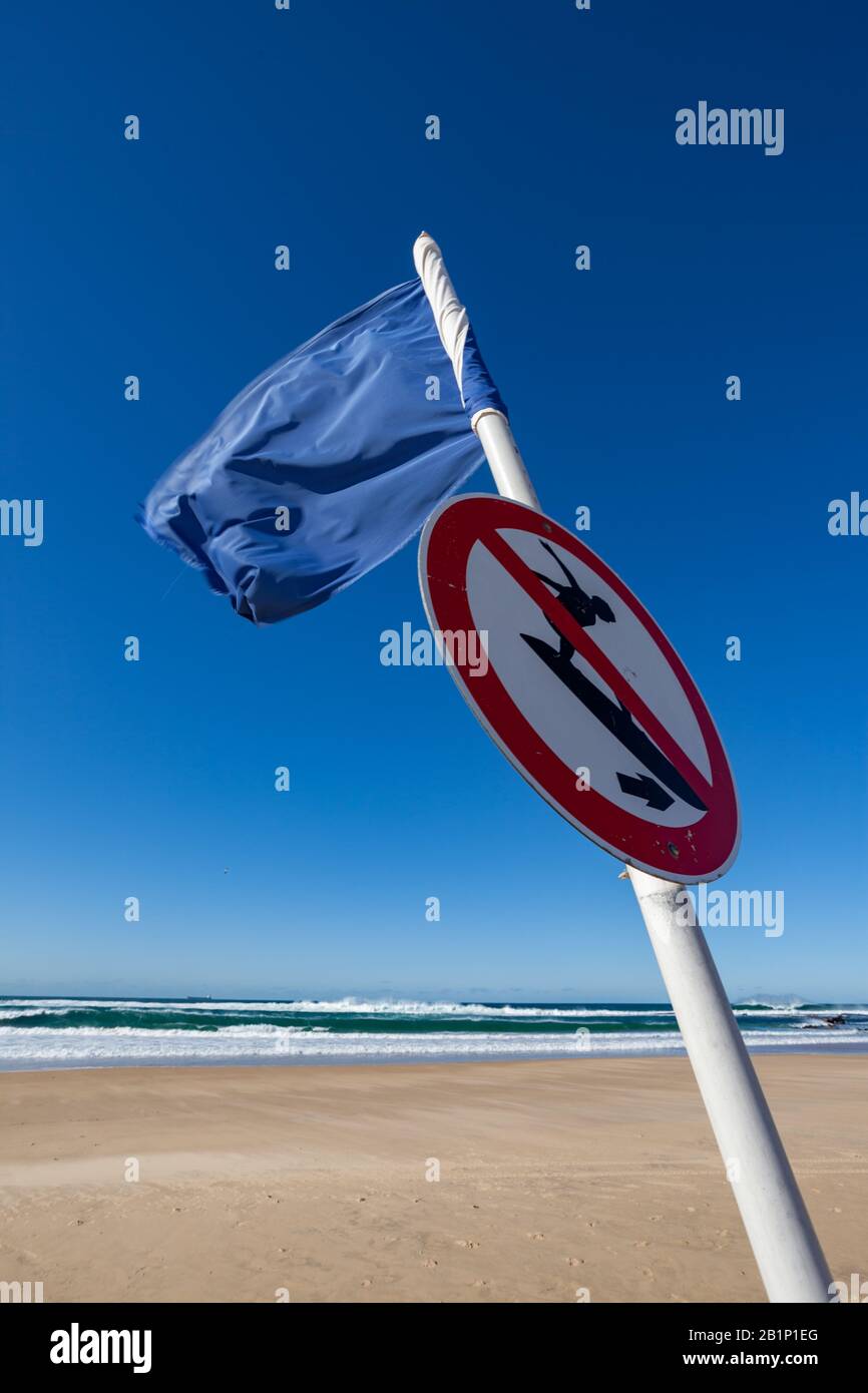 Melden Sie sich am Strand an, um nicht zu surfen Stockfoto