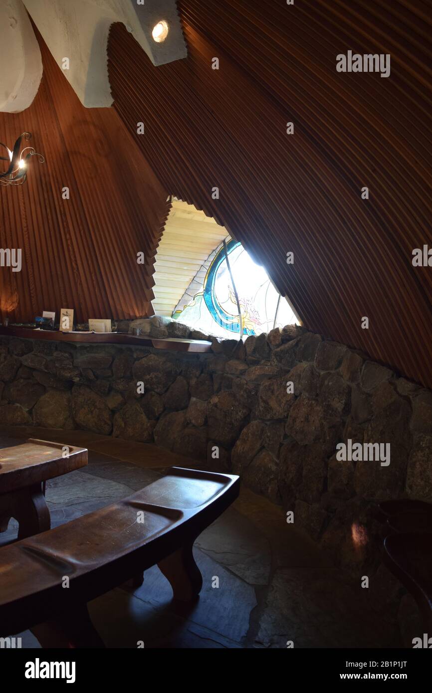 Innenbereich der Sea Ranch Chapel, entworfen von James Hubbell, in der Nähe der Sea Ranch, Kalifornien. Stockfoto