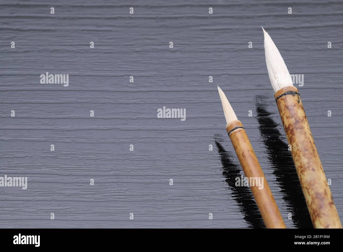 Japanische traditionelle Schreibbürste auf schwarzem Hintergrund Stockfoto