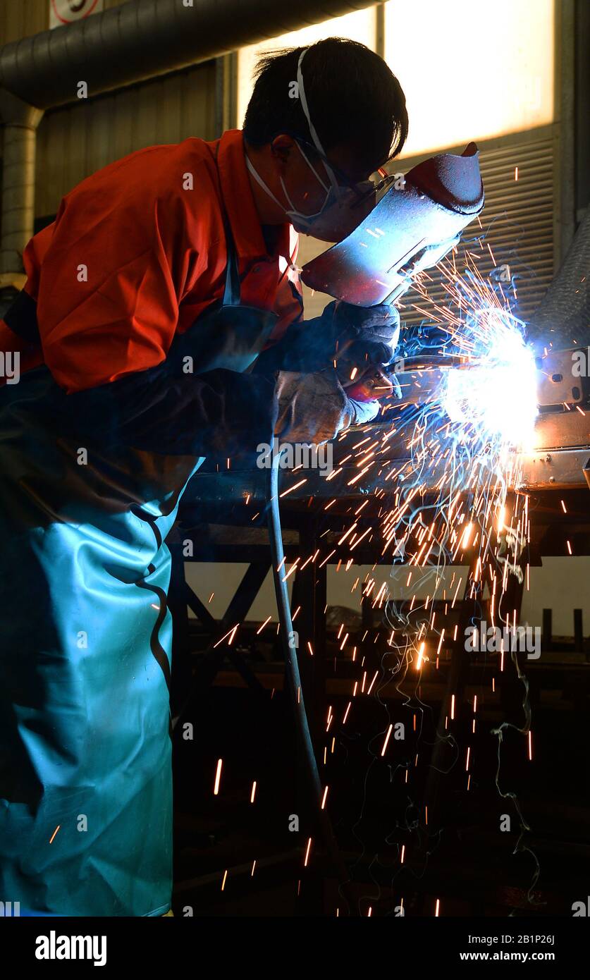 Ein chinesischer Arbeiter schweißt Stahlträger in einem Werk in Taicang City, der ostchinesischen Provinz Jiangsu, am 27. Februar 2020. Stockfoto