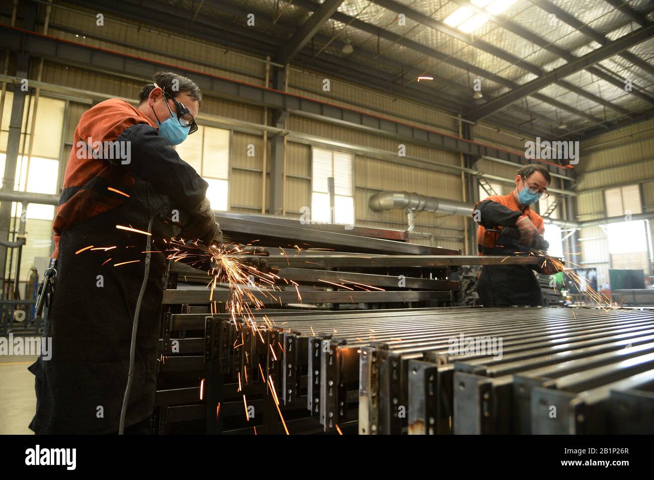 Chinesische Arbeiter polieren Stahlträger in einem Werk in Taicang City, Ostchinas Provinz Jiangsu am 27. Februar 2020. Stockfoto