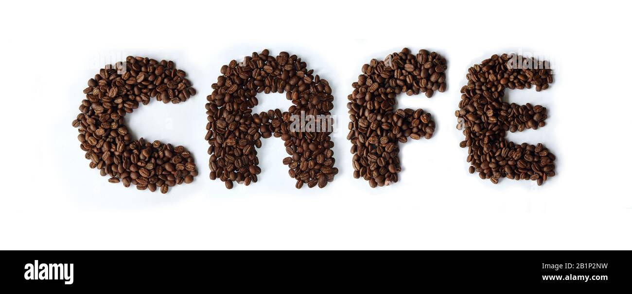 Das Wort Café aus dunkel gerösteten Kaffeebohnen Stockfoto