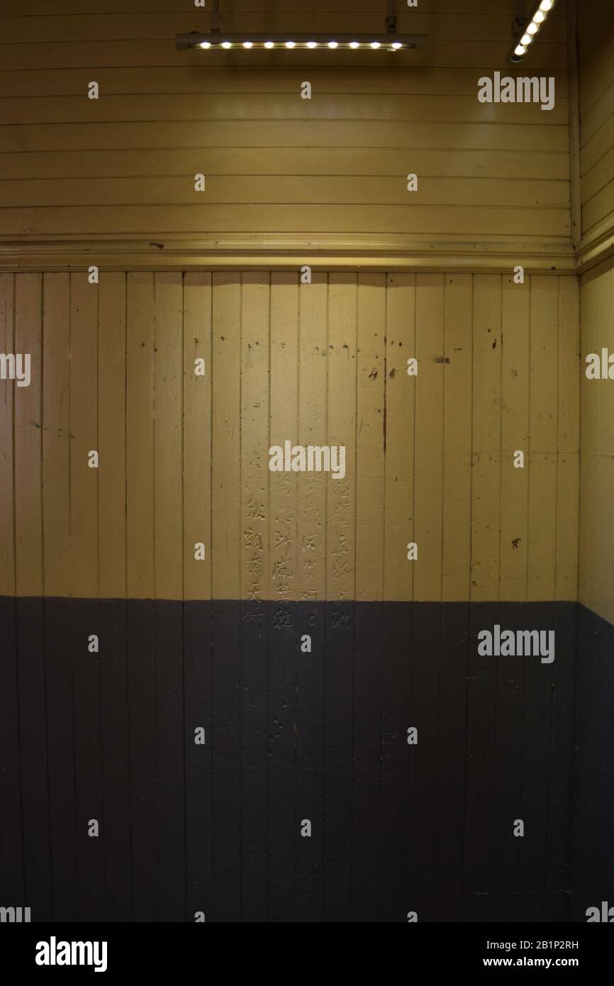 Chinesische Schriftzeichen in die Holzwände der Angel Island Immigration Station geschnitzt. Angel Island diente als Entrepot für Einwanderer nach Kalifornien. Stockfoto