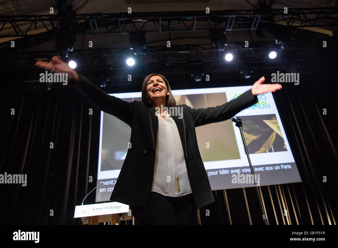 Paris. Februar 2020. Die Bürgermeisterin von Paris und Kandidatin der Sozialistischen Partei für die Wiederwahl Anne Hidalgo nimmt am 26. Februar 2020 vor der bevorstehenden Bürgermeisterwahl in Paris 2020 an einer Wahlkampfveranstaltung am Austragungsort Elysee Montmartre in Paris, Frankreich Teil. Kredit: Aurelien Morissard/Xinhua/Alamy Live News Stockfoto