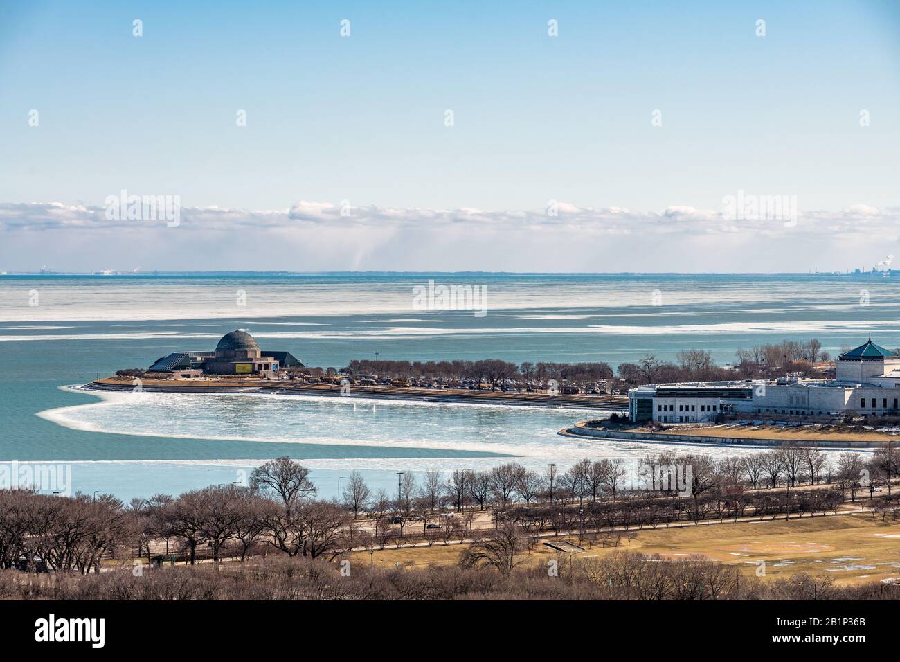 Luftaufnahme des Adler Planetariums und des Lake Michigan Stockfoto