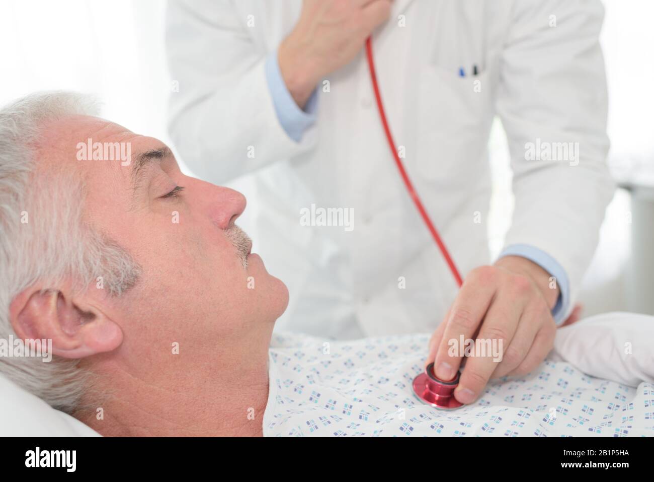 Mit einem Blutdruckmessgerät testen Stockfoto