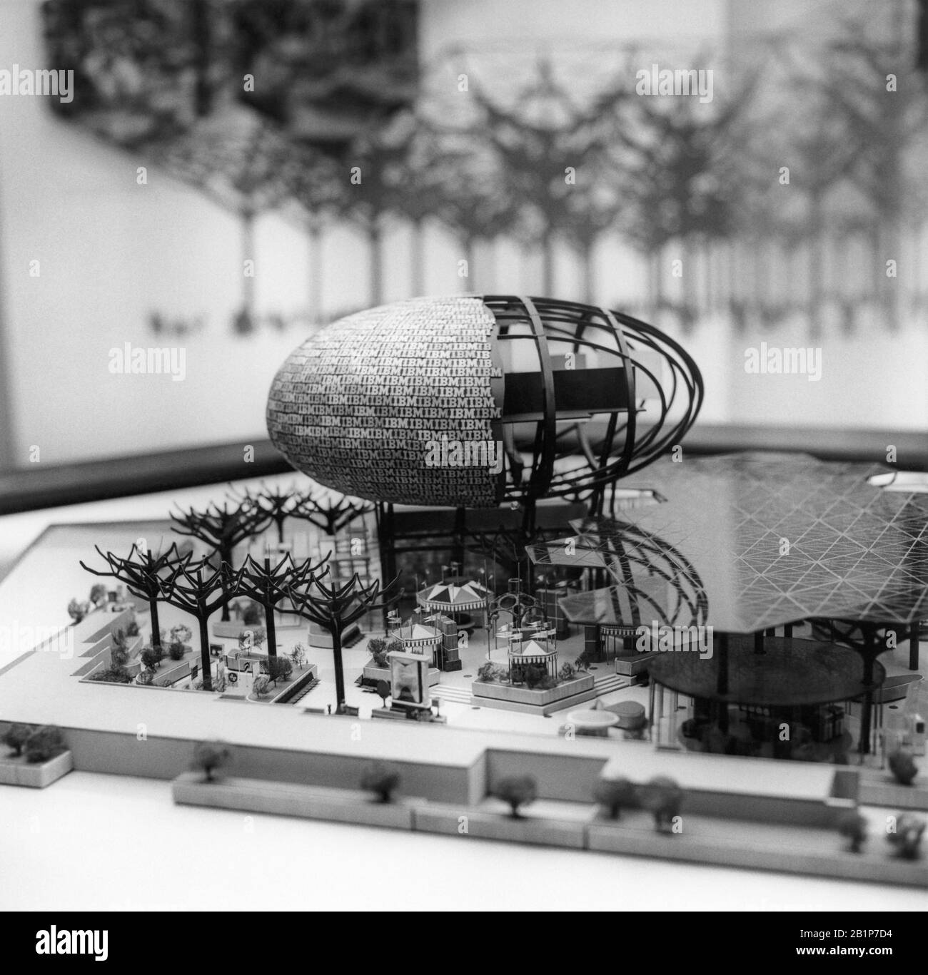 Charles Eames und Eero Saarinen architektonisches Designmodell des IBM-Pavillons mit von Menschen gefertigten Stahlbäumen und Ovoid Theatre für die New York World's Fair 1964. Das Pavillonmodell war auf der IBM Business Show in Manhattan im New York Coliseum, etwa am 30. April 1963, zu sehen. Stockfoto