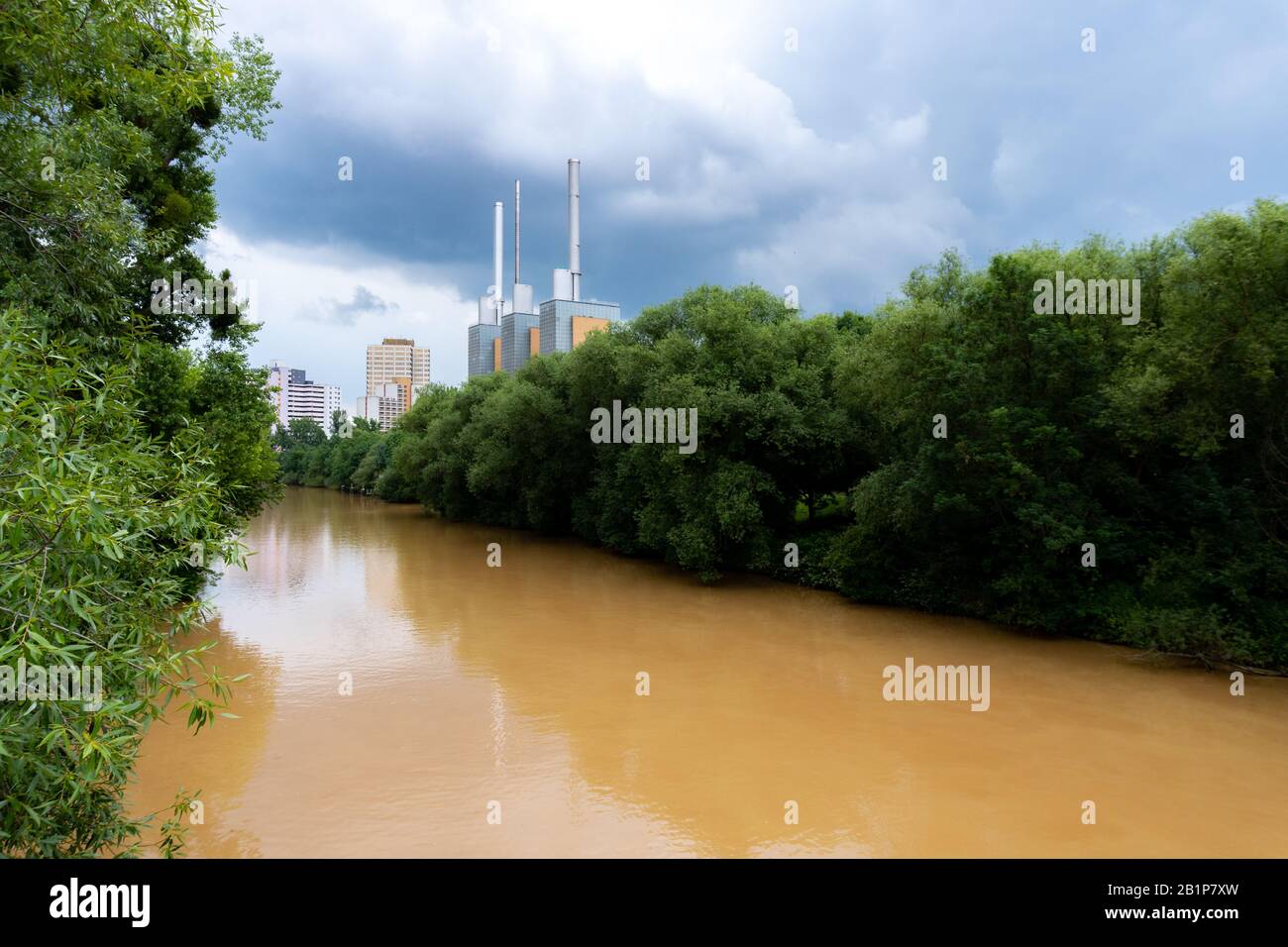 Die Ihme, ein Fluss in Hannover, Deutschland voller Schlamm durch starken Regen Stockfoto