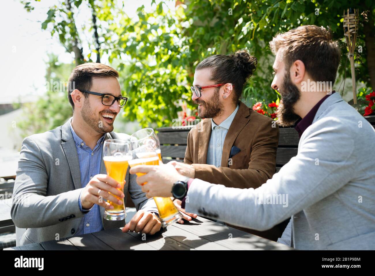 Freizeit, Freundschaft Pub-Konzept. Fröhliche Männerfreunde trinken Bier und Klopfen in der Bar oder im Pub Stockfoto