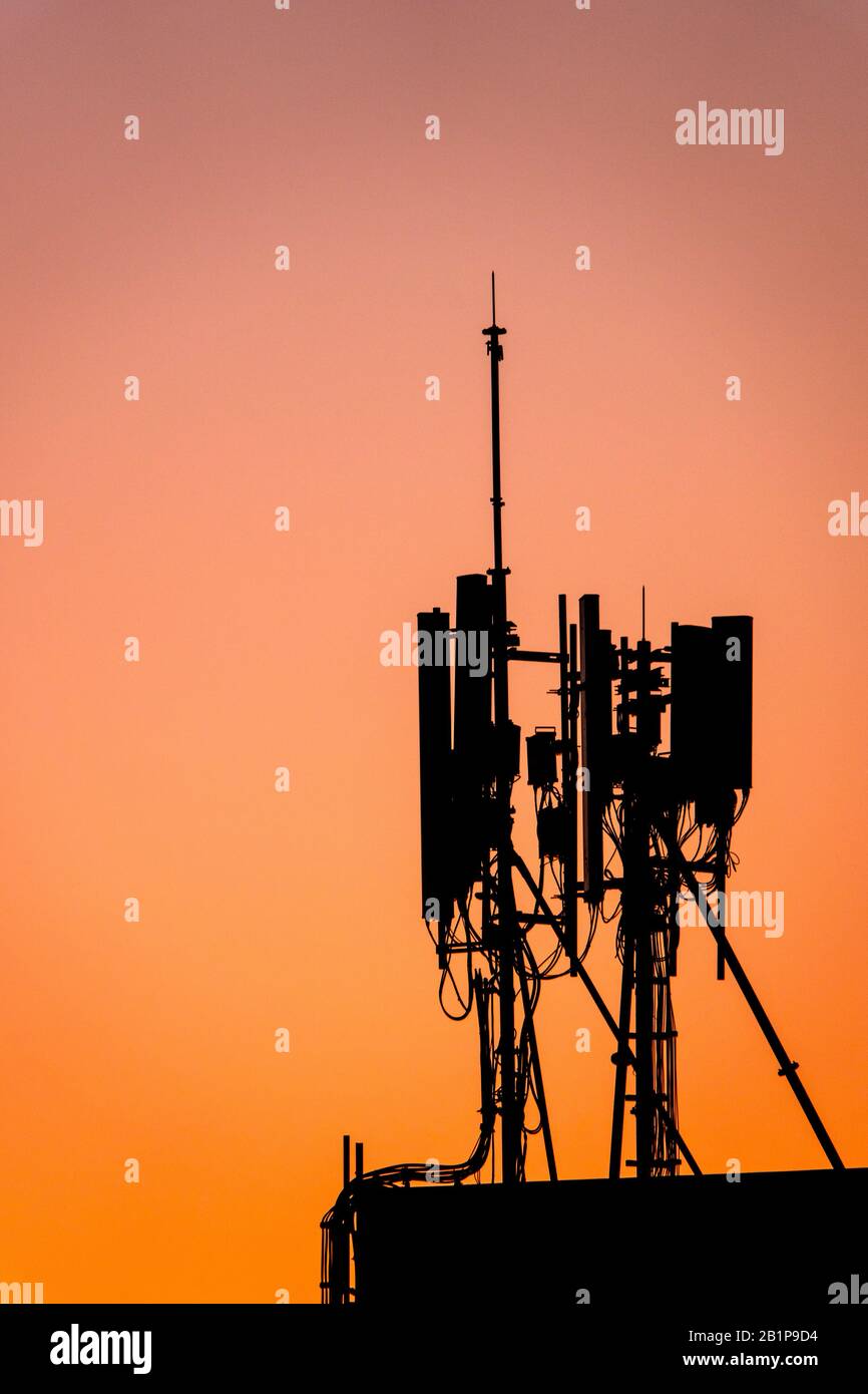 Silhouette eines Zellstandorts bei Sonnenuntergang Stockfoto