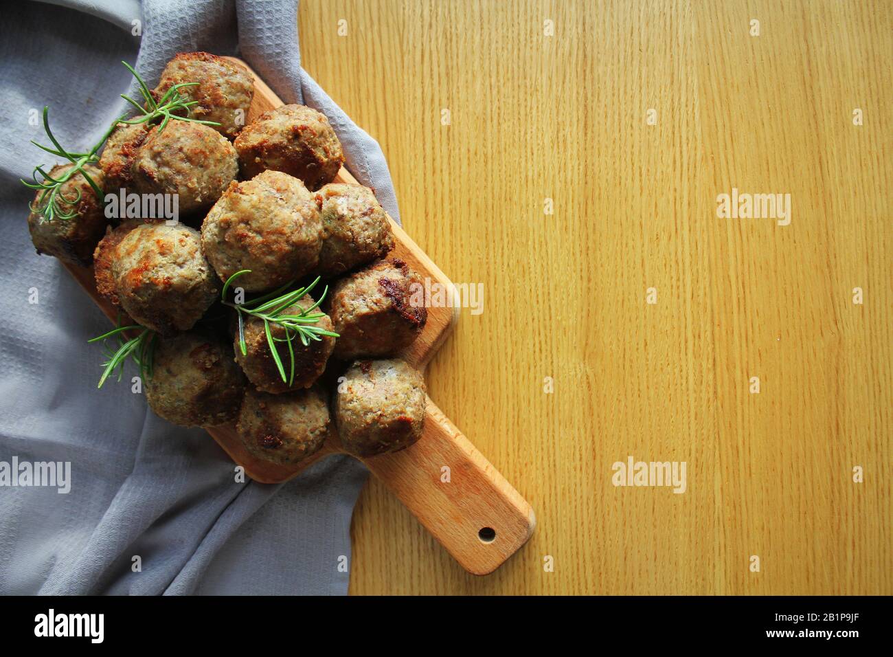 Geröstete Fleischbällchen, köstliche Fleischstücke auf Holzschneidebrett. Draufsicht Stockfoto