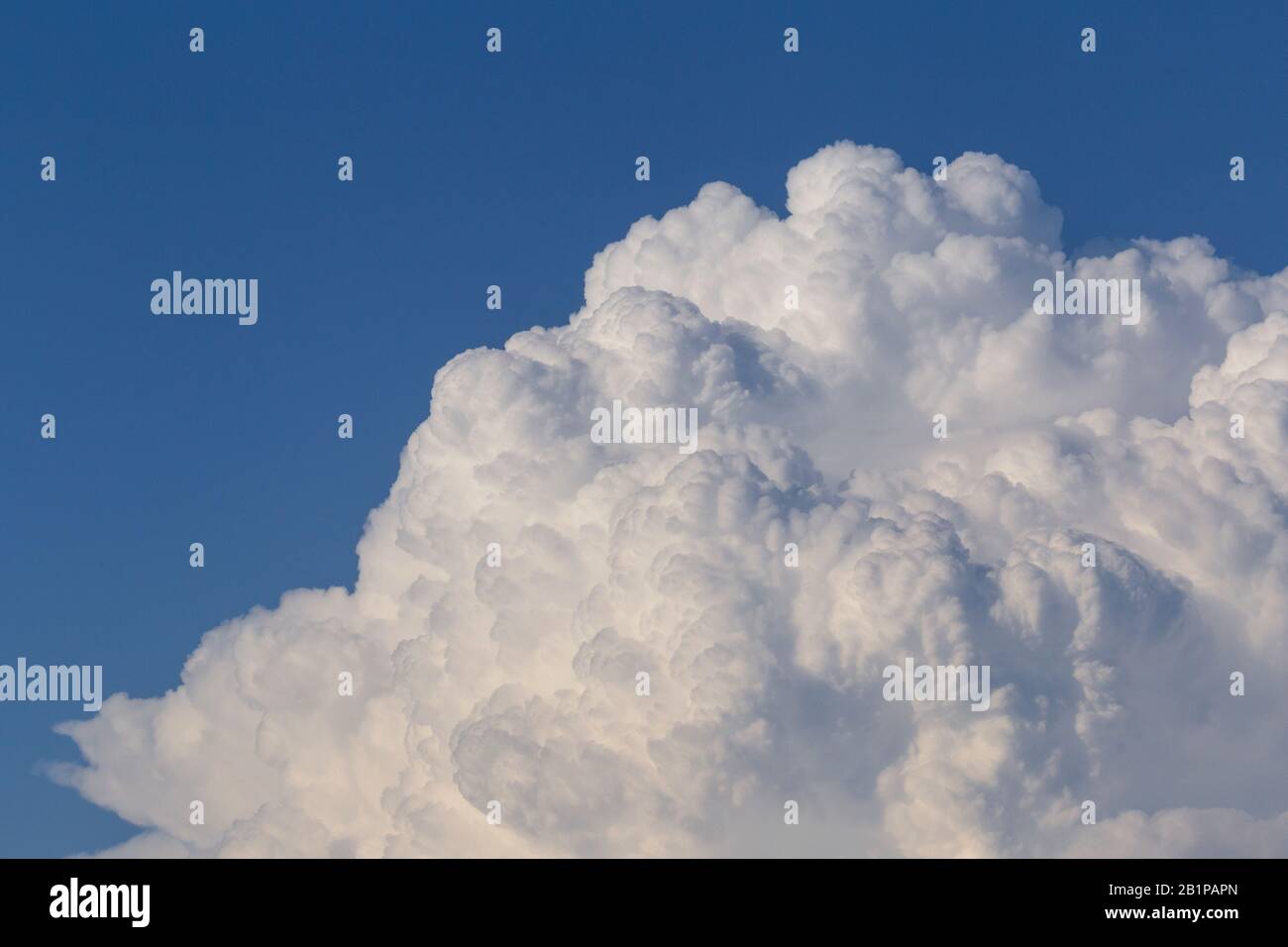 Blick auf die Regenwolke in einem blauen Himmel Stockfoto