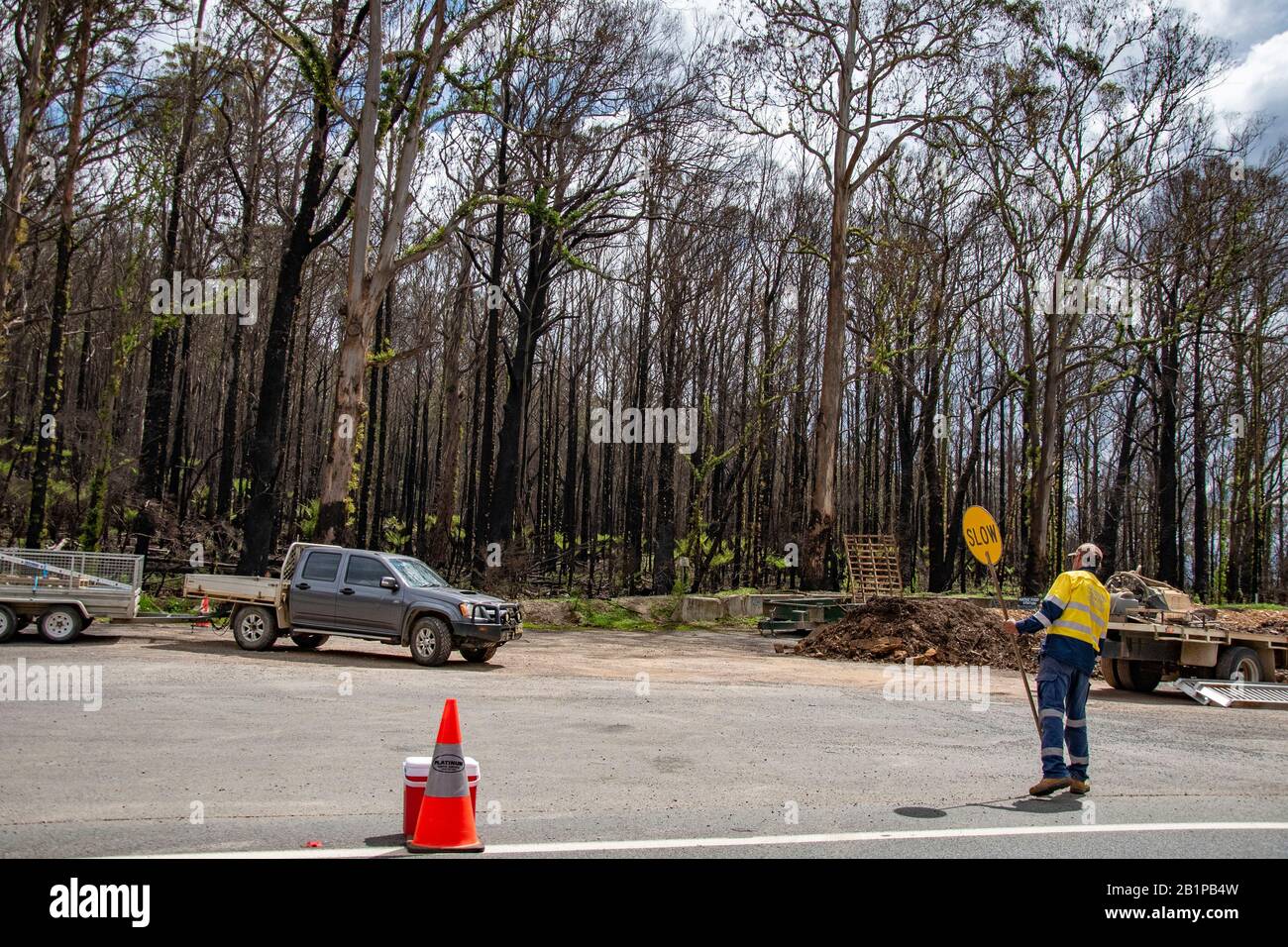 Australische Bushfire Nachwirkungen und Erholung. Arbeiter, die Reparaturarbeiten am Kings Highway, Clyde Mountain, NSW, Australien durchführen. Stockfoto