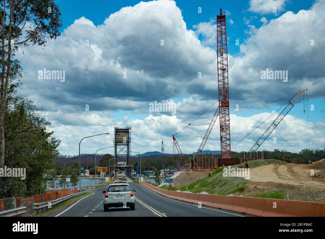 Eingang zur Bateman's Bay, NSW, Australien, mit alter Brücke und neuer Brücke im Bau Stockfoto