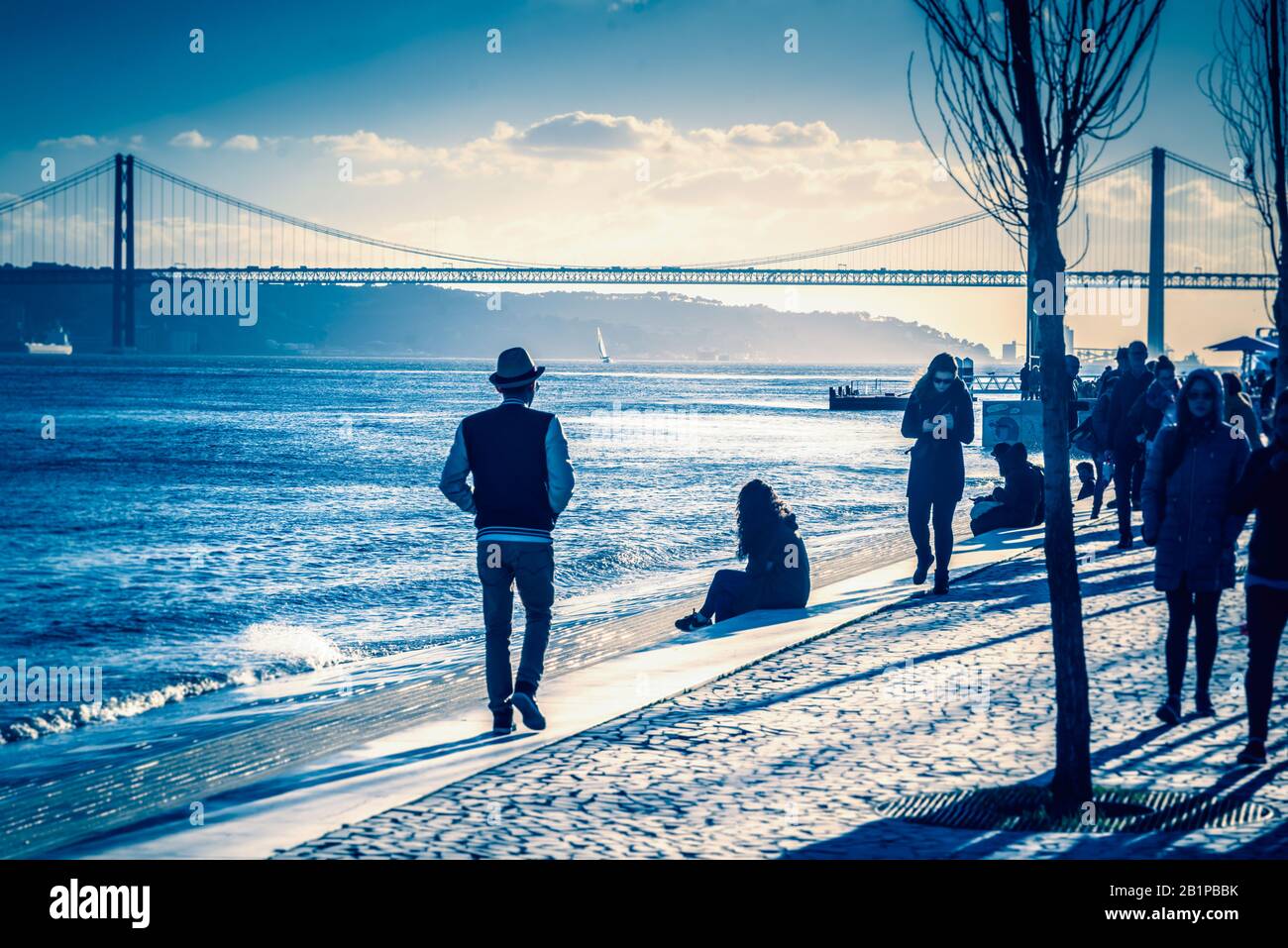 Cool Raúl am Tejo-Ufer. Lissabon Ribeire das raus. Diaschau Alamy Stockfoto