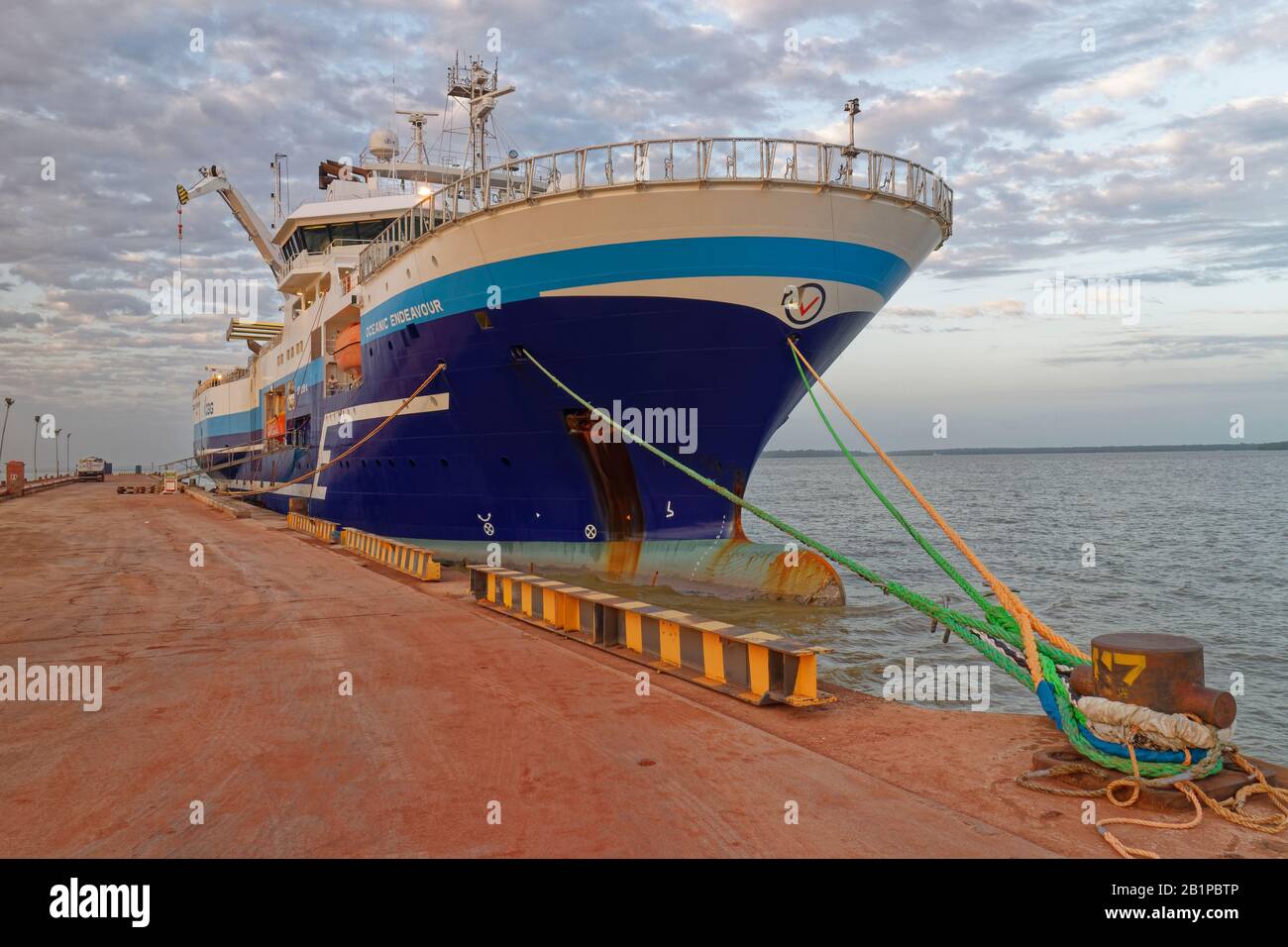 Das Seismische Schiff Oceanic Endeavour berthrte neben einem Quay bei Belem in der Flussmünde des Amazonas. Stockfoto