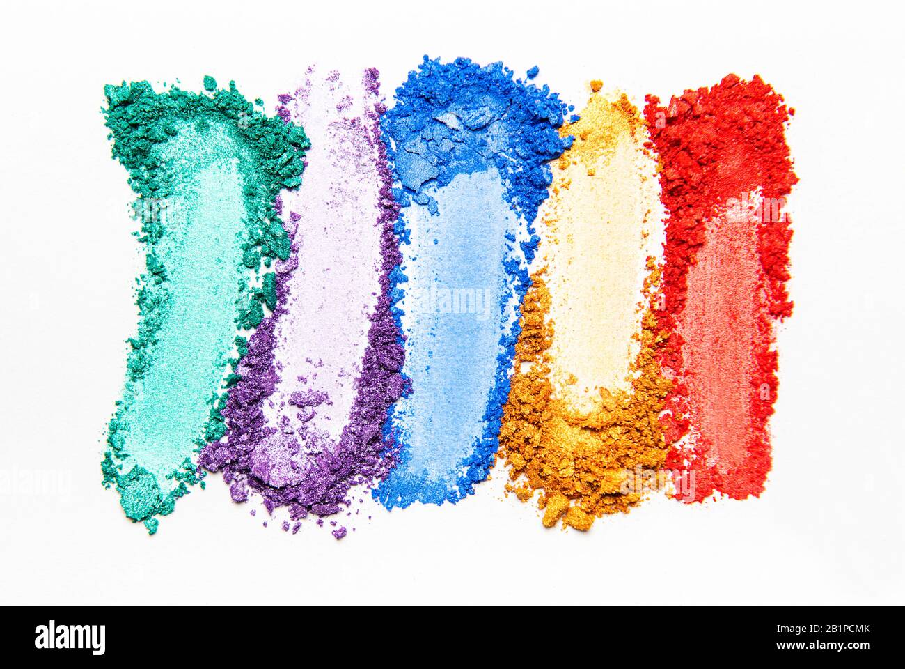 Kosmetik schwattet Schönheitsprodukte auf weißem Hintergrund. Draufsicht. Stockfoto