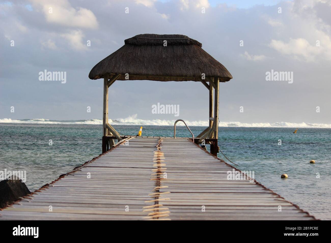 Deck mit Blick auf das Meer, Dorf Bel-Ombre, Mauritius Stockfoto