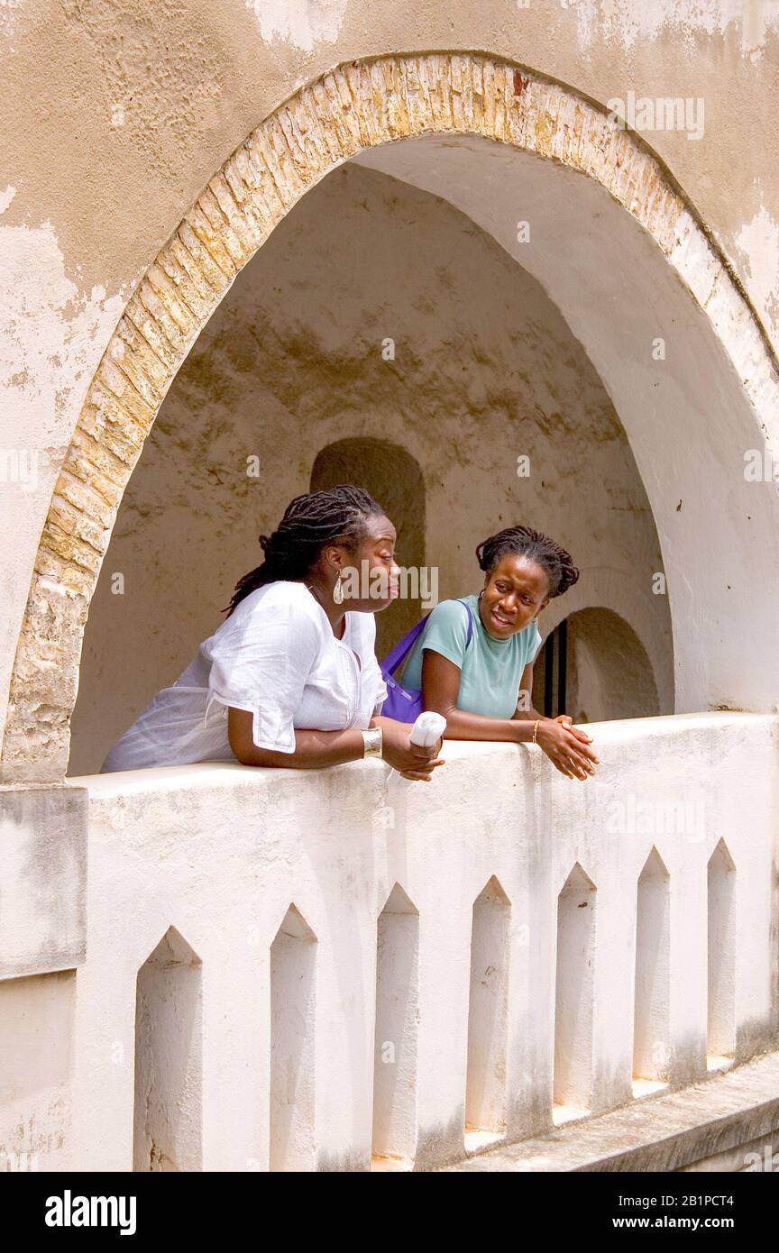 Universitätsprofessor und Studenten, die das Schloss Elmina besuchen und die das ehemalige Slave-Viertel Ghanas betrachten Stockfoto