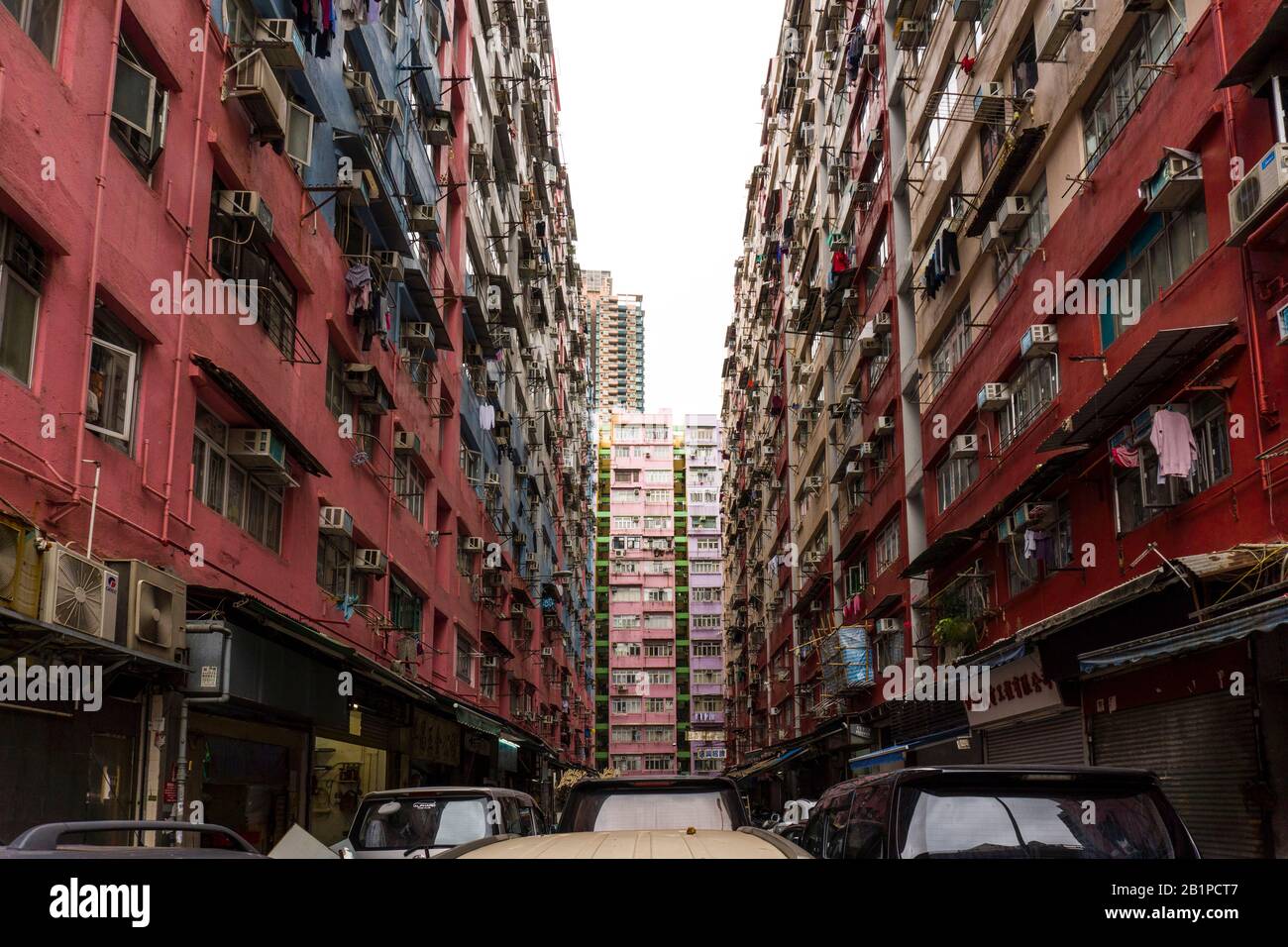 Hongkong - Dezember 2019: Bunte Mietshäuser, Alte Wohnbauten in Tai Kok Tsui, Hongkong Stockfoto