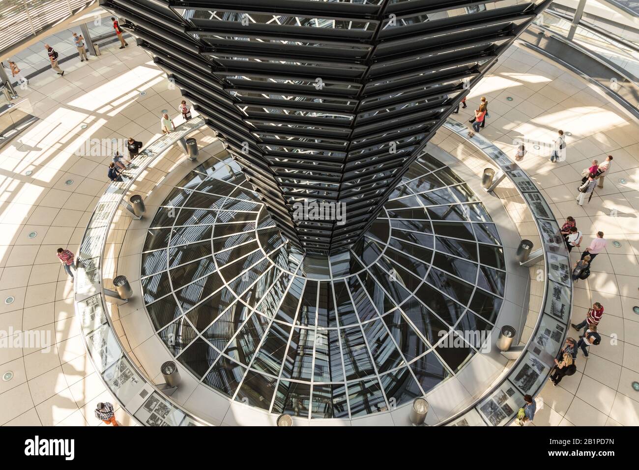 Reichstagskuppel, Berlin, Deutschland, Juli 2019. Schöner Hochwinkelschuss  dieses Glasdenkmals (Spiegel ?). Touristenattraktion Stockfotografie - Alamy