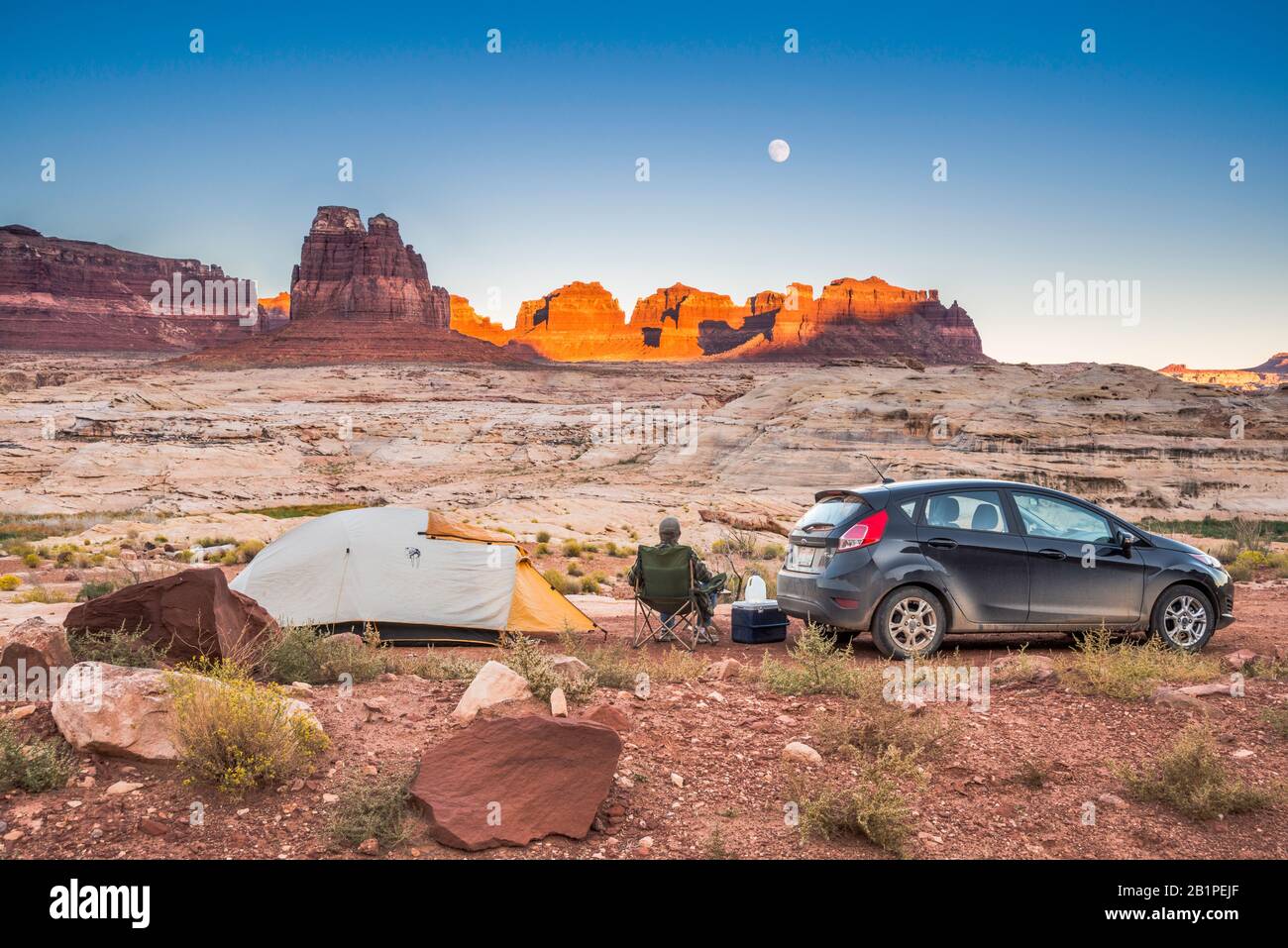 Camper abseits des Bicentennial Highway, über Dirty Devil River Canyon, Mond bei Sonnenuntergang, Glen Canyon National Recreation Area, Colorado Plateau, Utah Stockfoto