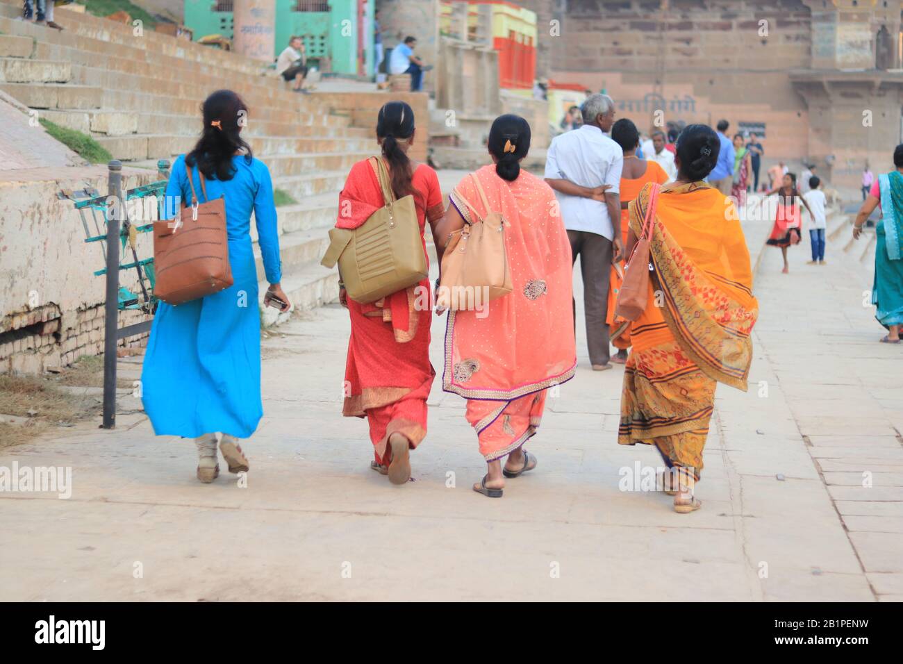 Indische Frauen in traditionellen bunten Kleidern Stockfoto