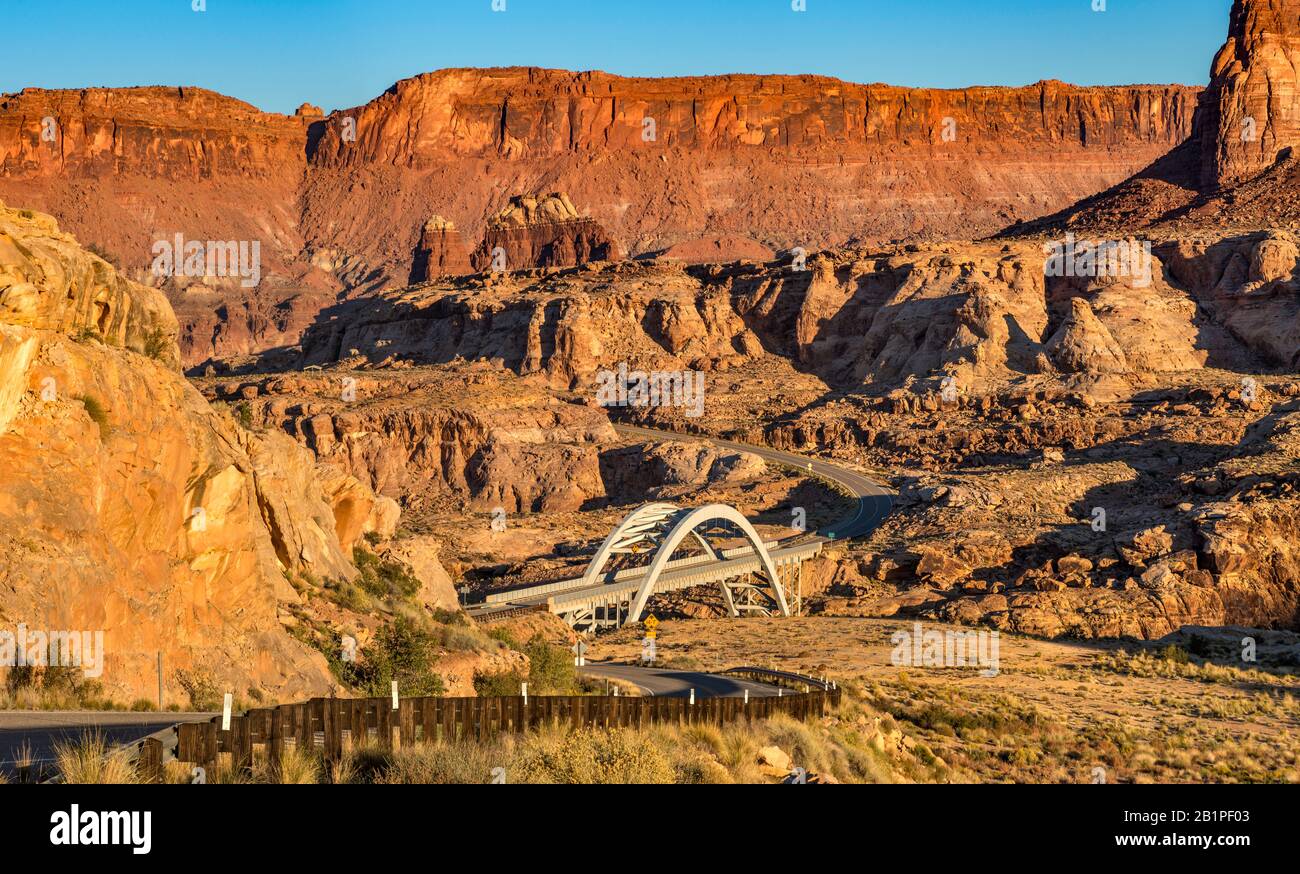 Hite Crossing Bridge, eine Bogenbrücke über Den Schmalen Canyon des Colorado River, Glen Canyon National Recreation Area, Colorado Plateau, Utah, USA Stockfoto