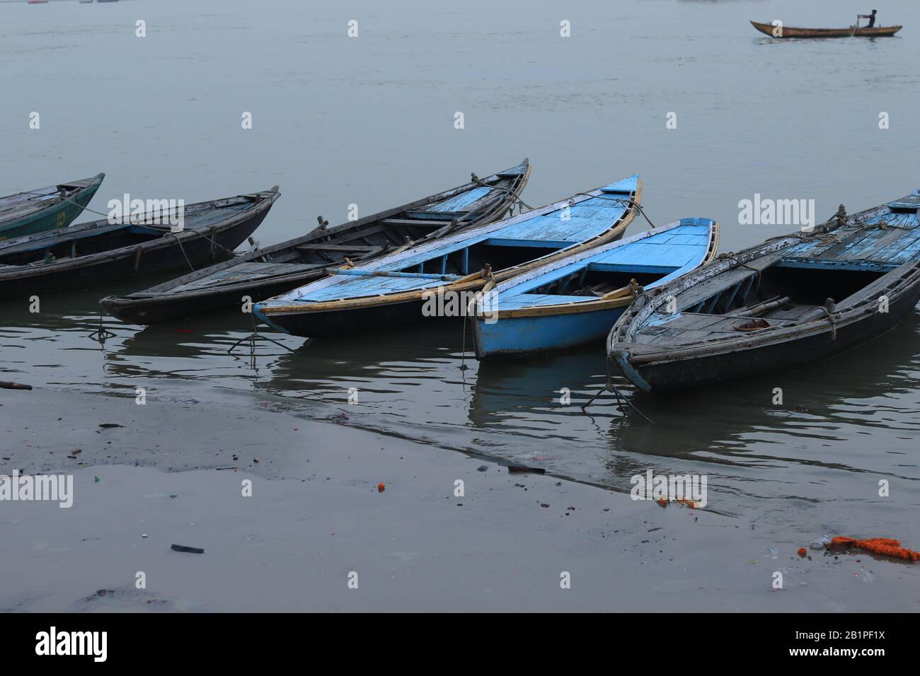 Traditionelle Boote am Ganga River Bank Stockfoto