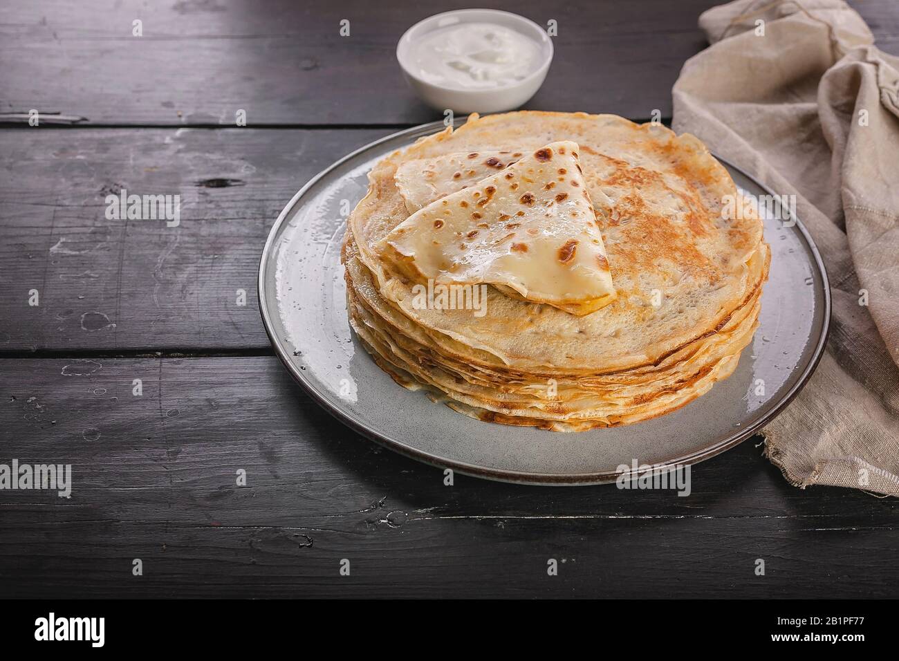 Ein Stapel Pfannkuchen auf einem Teller. Slavischer Nationalfeiertag Maslenitsa. Kopierbereich Stockfoto
