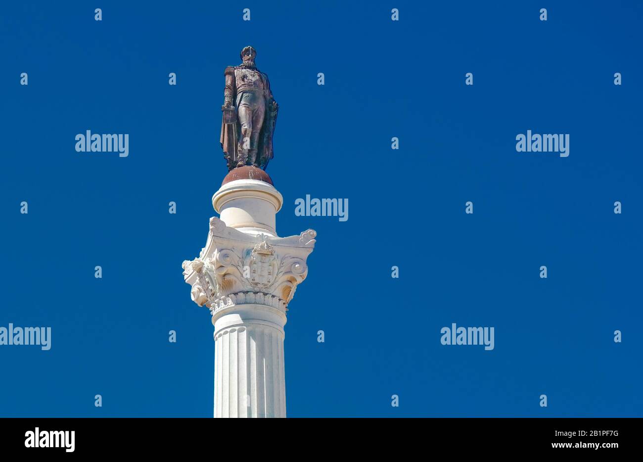 Lissabon, Satue von Marquês Pombal PANTONE KLASSISCH BLAU 19-4052 Stockfoto