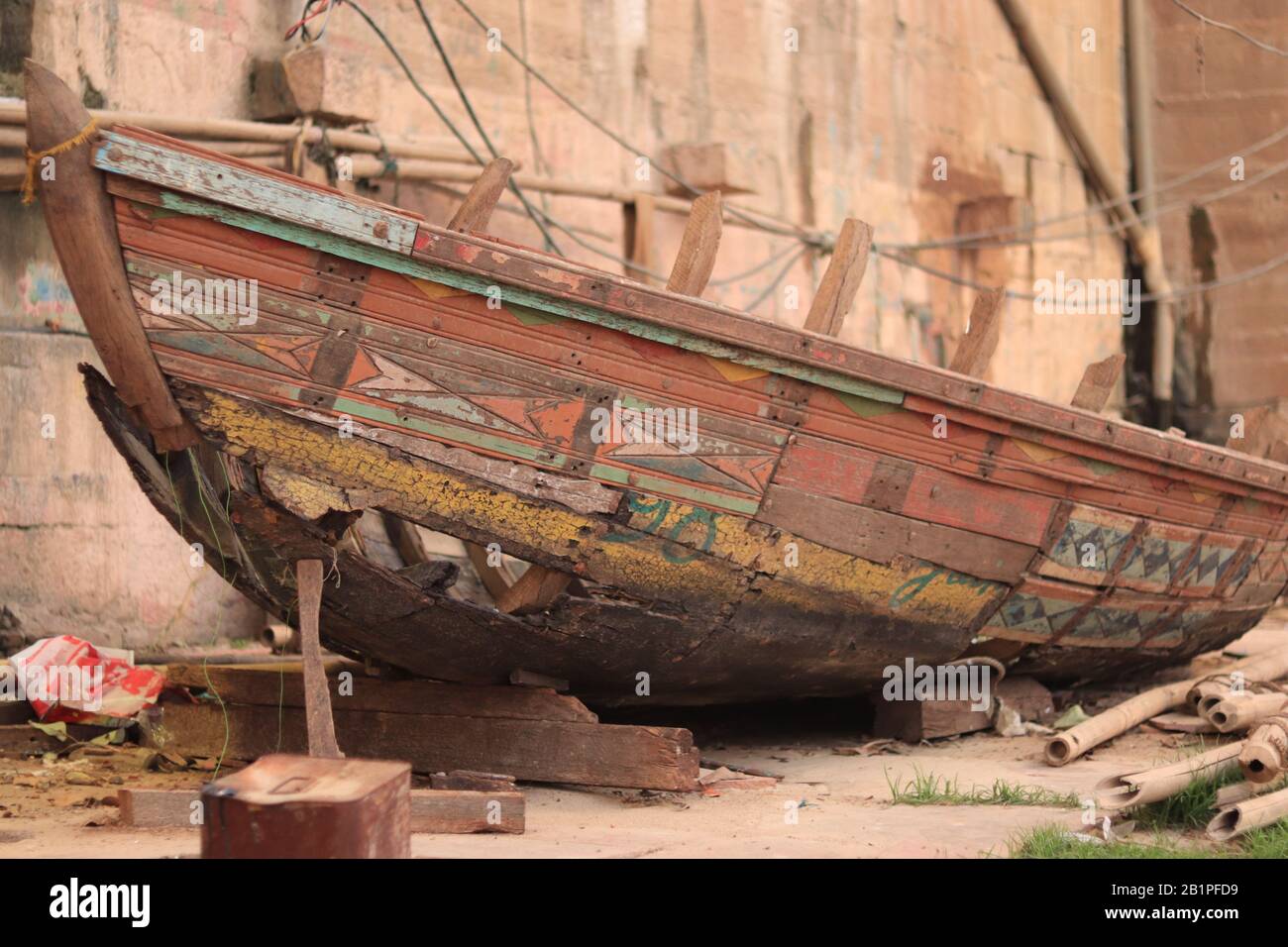 Zerbrochenes Boot auf dem Ghat des Ganga River Stockfoto