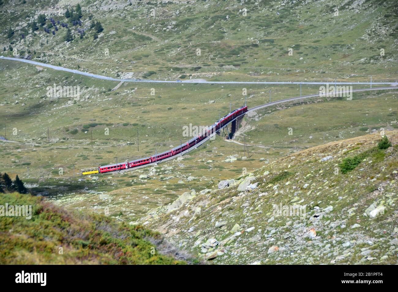 Die von der UNESCO als Bernina-Express eingestuften Bahngleise führen zwischen St. Moritz in der Schweiz und in Tirano in Italien über den Berninapass Stockfoto