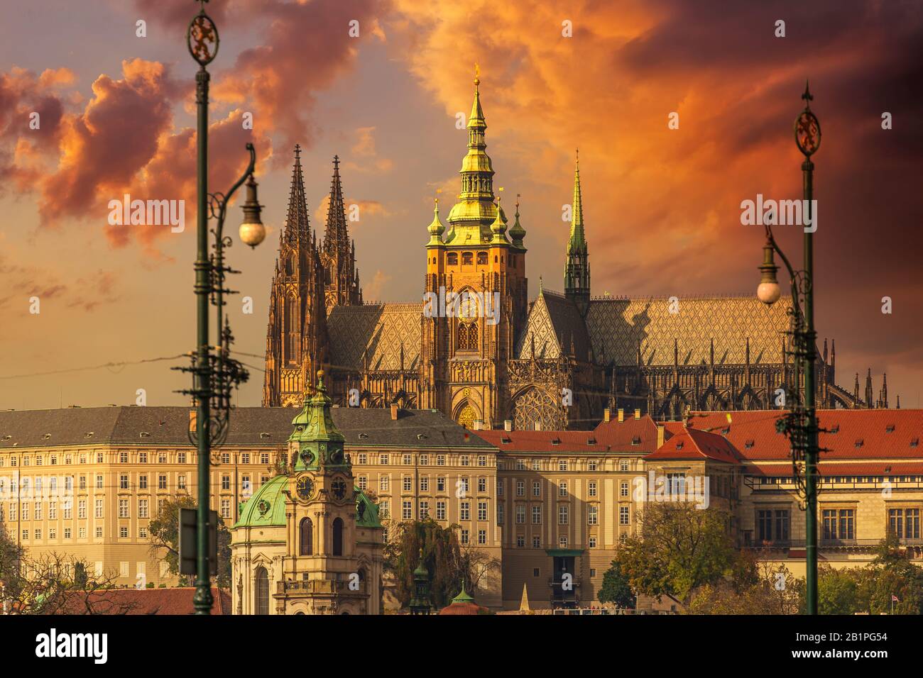 Veitsdom mit dramatischem Sonnenuntergang in Prag Stockfoto