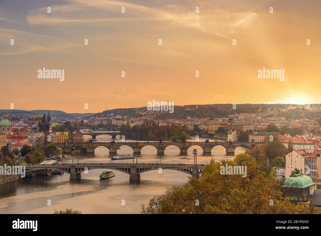 Wunderschöner Sonnenuntergang über der Moldau in der tschechischen Hauptstadt Prag Stockfoto